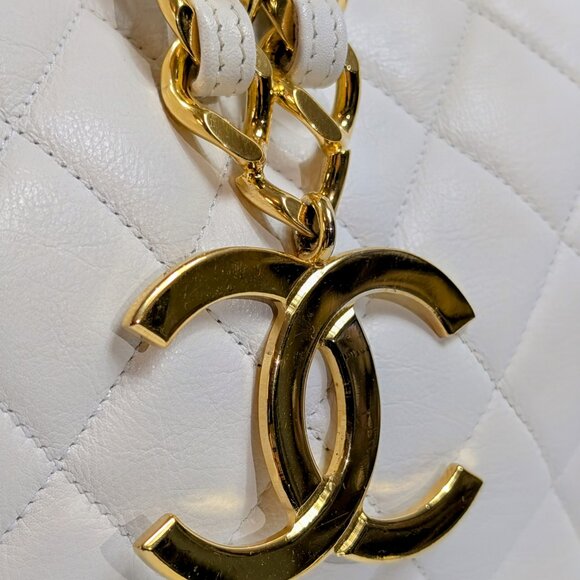 Chanel Rare Vintage White Quilted Lambskin Large Hobo Tote 24k GHW - Picture 7 of 16